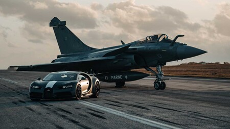 El impresionante duelo entre tierra y aire, el Bugatti Chiron Sport se mide contra un jet de combate