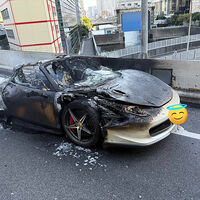 Estuvo 10 años ahorrando para comprarse un Ferrari, pero la alegría le duró poco: una hora después de estrenarlo se le quemó en medio de la autopista