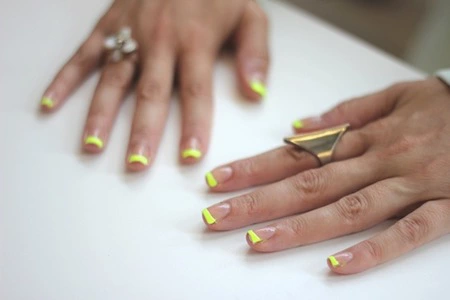¿Te atreves con una manicura a la francesa en color neón?
