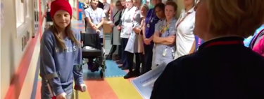 El emotivo momento en el que una niña de 12 años toca la campana de quimioterapia para celebrar el fin de su tratamiento 