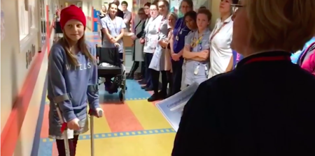 El emotivo momento en el que una niña de 12 años toca la campana de quimioterapia para celebrar el fin de su tratamiento