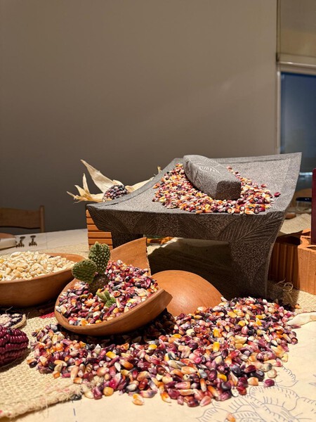 Entre maíz nativo, mole de cempasúchil y pan de muerto: así es el menú de Día de Muertos de Tierra de Iyari que enaltece las raíces de México