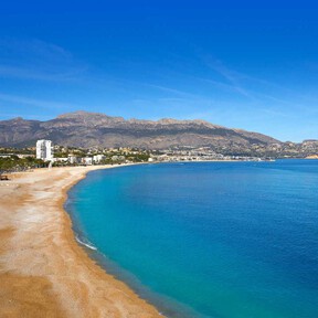Este pueblo blanco del Mediterráneo es un refugio tranquilo para comer rico, pasear y disfrutar de la playa en familia