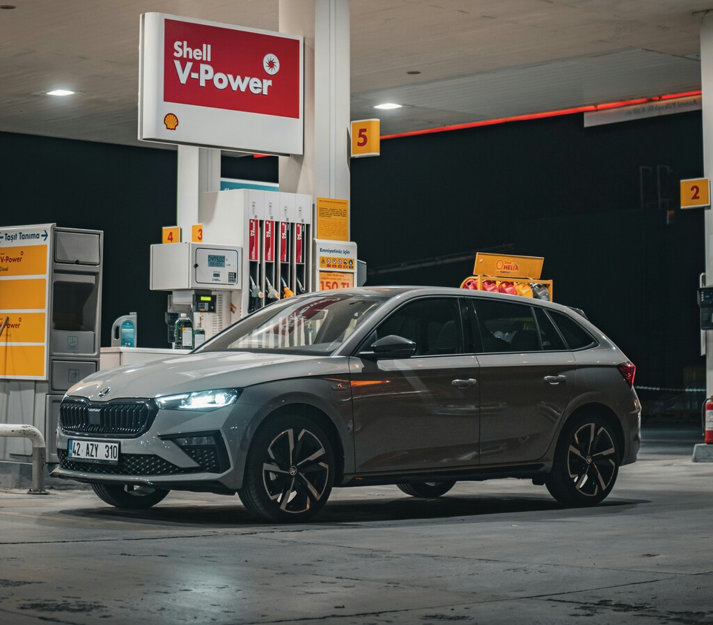 El cohete y la pluma: la teoría que explica por qué la subida de la gasolina ha llegado para quedarse