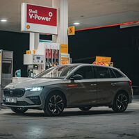 El cohete y la pluma: la teoría que explica por qué la subida de la gasolina ha llegado para quedarse 