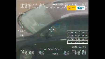 El irresponsable del año: el Pegasus de la DGT caza a un conductor jugando con un cubo de Rubik al volante