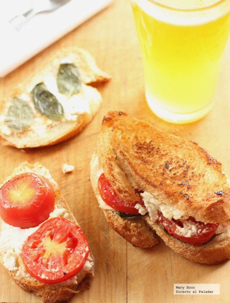 Sandwich de requesón, jitomate y albahaca. Receta