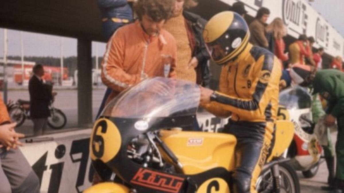 Avec le Néo-Zélandais Kim Newcombe au guidon, König devait atteindre le Grand Prix d'Espagne, à Jarama, avec des chances de victoire, mais il a tragiquement perdu la vie quelques semaines plus tôt à Silverstone