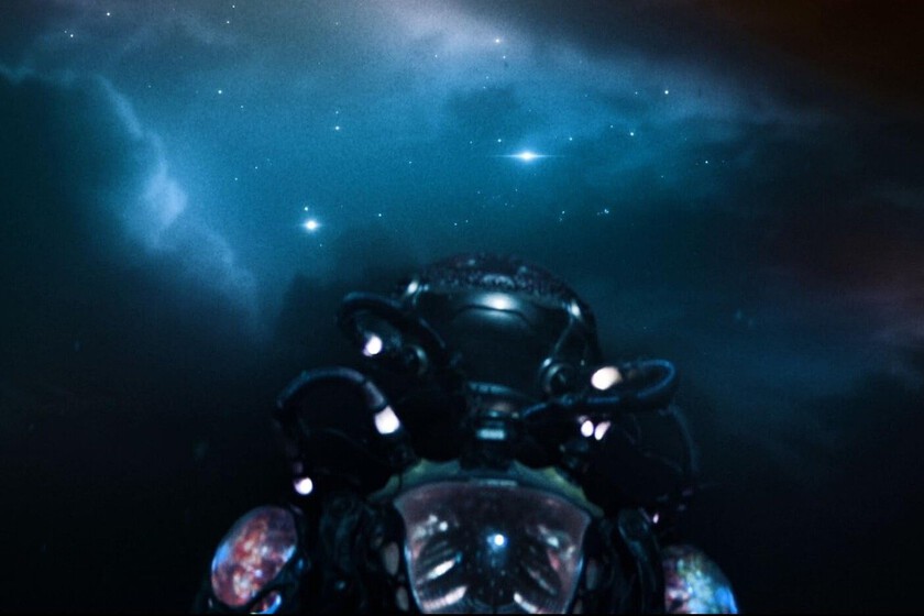 Es un pasote de ciencia ficción a nivel visual que te recordará a La Cosa de John Carpenter. Sin embargo Ash tiene un problema: puede ser un gran tostón