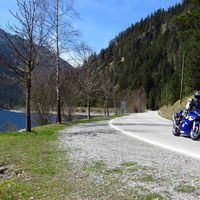 La moto y los excesos velocidad: límites, multas económicas, retirada de puntos y cuándo se pasa de la infracción al delito