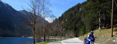 La moto y los excesos velocidad: límites, multas económicas, retirada de puntos y cuándo se pasa de la infracción al delito