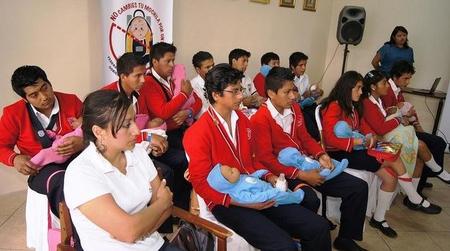 Salas de lactancia en las escuelas, una propuesta polémica