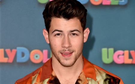 La camisa hawaiiana ya no resulta un cliché de verano cuando la luces como lo hace Nick Jonas