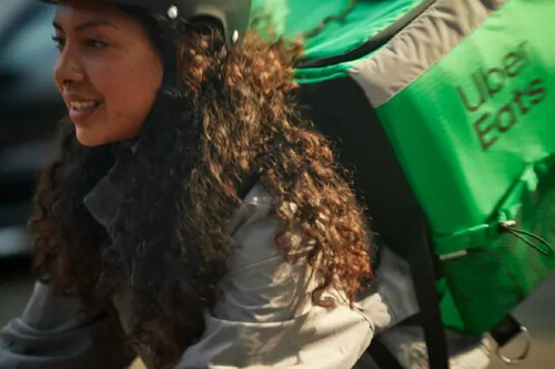 La promesa del IMSS para repartidores choca con la realidad: las mujeres deben trabajar el doble