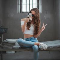 Hay influencers tuiteando y subiendo stories a Instagram desde dentro de la cárcel: han encontrado la forma aunque está prohibido