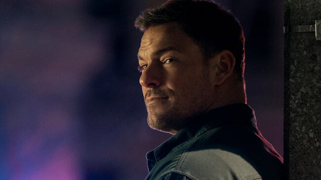 Alan Ritchson, sobre su libro favorito de Reacher: "Dato curioso, íbamos a rodarla hasta que alguien fue reelegido"