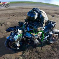Que tu amigo te deje una Kawasaki Ninja H2 no tiene precio. Destrozarla por hacer un caballito sí: 33.000 euros