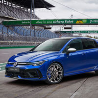 El Volkswagen Golf R 2025 quiere ser tu hot-hatch favorito, ahora con más potencia y verdaderos accesorios racing
