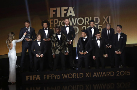 Los originales smokings de nuestros futbolistas en la Gala Balón de Oro