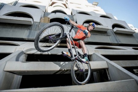 Kenny Belaey en bici sobre la cuerda floja (Vídeo)