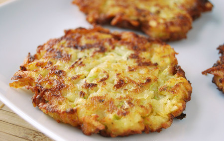 Qué son los latkes? Historia y tradición de un plato esencial de la cocina  judía