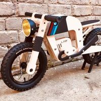 Estas motos de juguete hechas en madera te harán desear ser un niño, tener hijos o irte a vivir a Sudáfrica