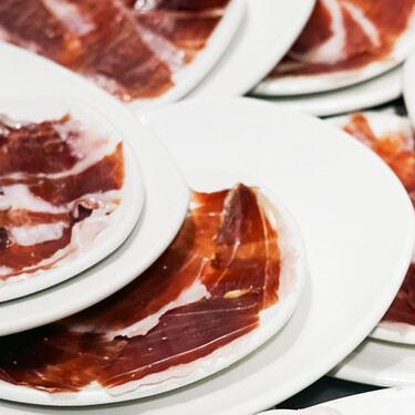 Es el jamonero más vendido de Amazon y el que incluye las herramientas para disfrutar al máximo del jamón