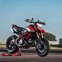 La nueva Ducati Hypermotard 950 estrena plataforma IMU, más potencia y estética más agresiva