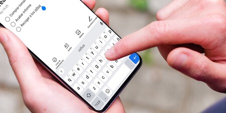 Ahorra tiempo al escribir en tu móvil Android: así se configura la sustitución de texto en Gboard