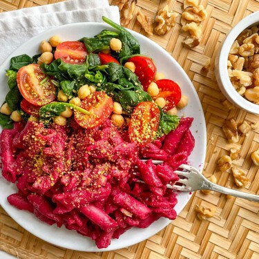 Tan vistosa como deliciosa, este plato de pasta rosa sabe aún mejor de lo que se ve 