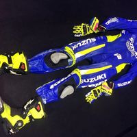 Aleix Espargaró se suma a la lucha contra el cáncer, subastando su última equipación de Suzuki 