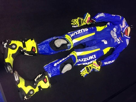 Aleix Espargaró se suma a la lucha contra el cáncer, subastando su última equipación de Suzuki