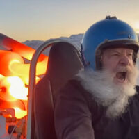 El hobby de este jubilado es instalar cohetes y motores a reacción a todo lo que se mueve. Y tiene loco hasta a los ingenieros 