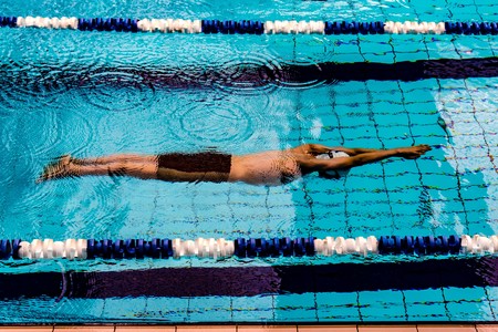 En 2020 integra la natación en tu entrenamiento: cómo combinarla con el entrenamiento de fuerza