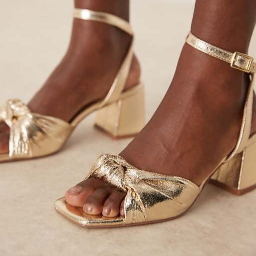 Sandalias doradas de tacón medio con detalle anudado Hansel de ASOS DESIGN