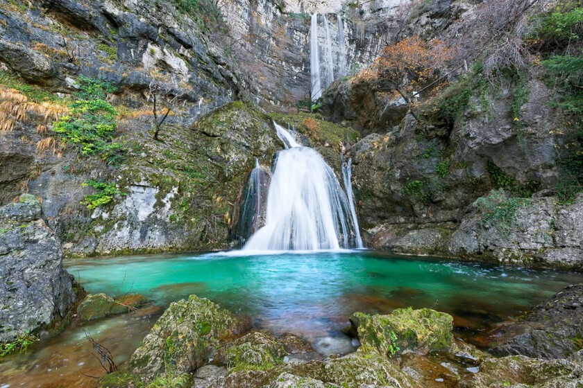 Parece Noruega, pero es España: la impresionante cascada que multiplica su caudal en otoño y es un espectáculo