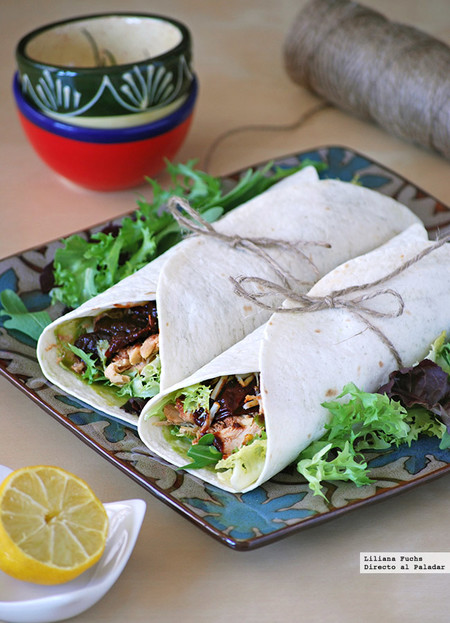 Wraps o rollitos de pollo con chiles en adobo, aguacate y queso: receta de aprovechamiento