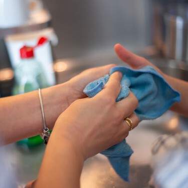 Llevamos años cambiando los trapos de la cocina cada  semana. La ciencia demuestra que hay que hacerlo a diario