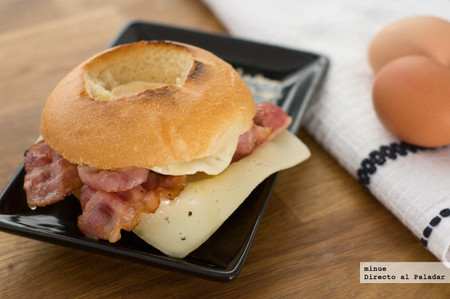 Muffins ingleses con huevo y bacon. La receta perfecta para un desayuno dominical