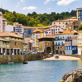 Palacetes de colores, un bacalao exquisito y muchos kilómetros de playas salvajes: la villa marinera anclada en la Edad Media 