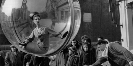 "Bubble", la editorial de moda de Melvin Sokolsky en el París de 1963 con modelos en una burbuja