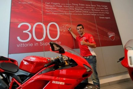 Carlos Checa da fe de las 300 victorias de Ducati en Superbikes