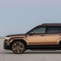 Amplia camioneta con motor híbrido y tres filas de asientos en México. Tiene 7 años de garantía y rinde 1,315 km por tanque 