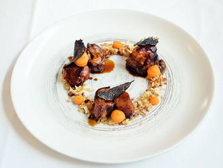 Cuellos Asados Con Sus Lechecillas Glaseadas Migas De Pastor Boniato Y Trufa De Graus