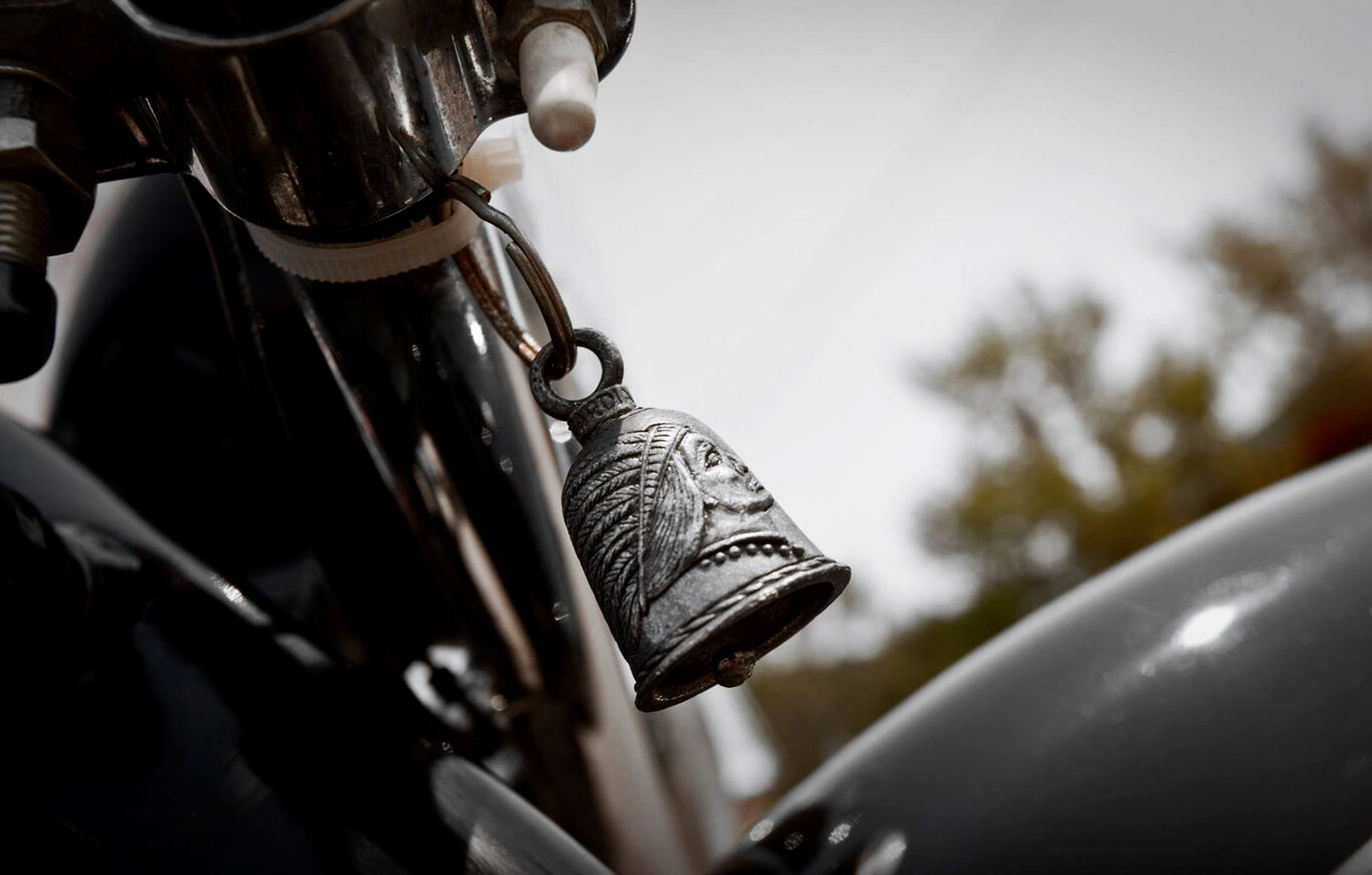 Moteros yanquis, gremlins y caídas. Así nacieron las Guardian Bells, las campanas protectoras de las motos