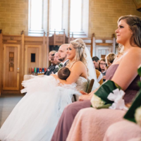En cualquier momento y lugar: en su boda, frente al altar y amamantando a su bebé