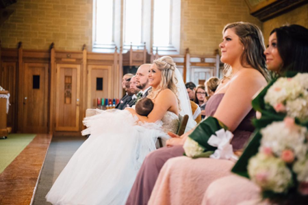 En cualquier momento y lugar: en su boda, frente al altar y amamantando a su bebé