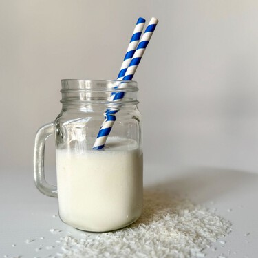 Batido de coco, una receta de aroma tropical, fácil dulce y refrescante