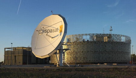 Desde rescates en alta montaña a pesqueros en alta mar: así es Hispasat, la empresa española de Internet por satélite