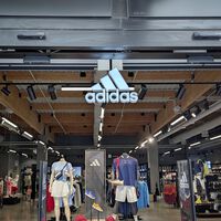 Adidas rebaja casi al 50% de descuento las zapatillas que mejoran todos nuestros looks de temporada y cuestan muy poco